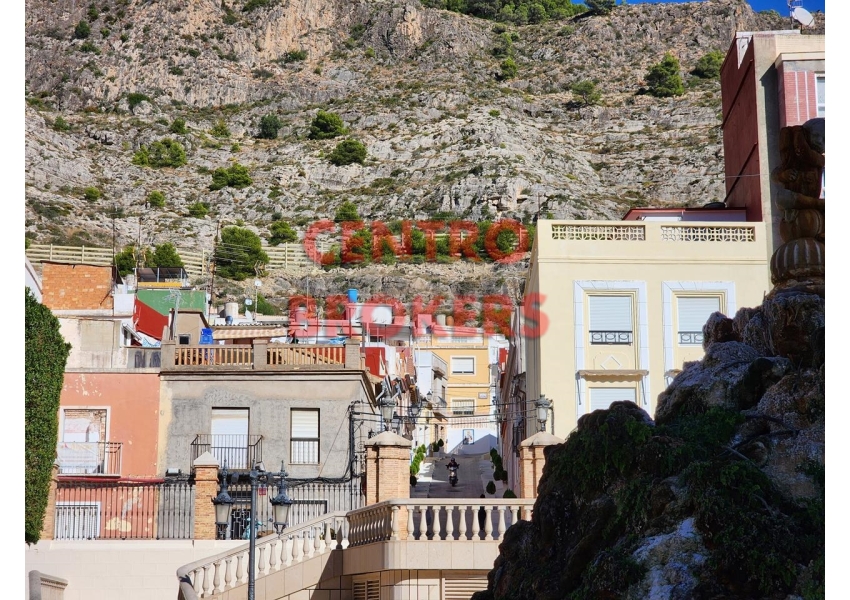 Trzypiętrowy dom przy szlaku turystycznym, blisko plaży w Cullera, Walencja